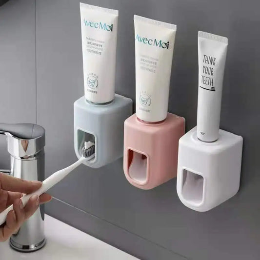 Distributeur de dentifrice mural.
