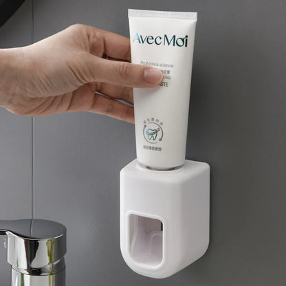 Distributeur de dentifrice mural.
