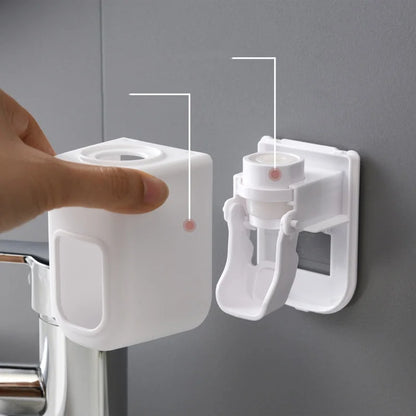 Distributeur de dentifrice mural.